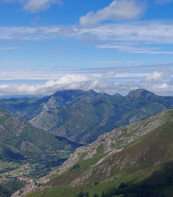 Imagen secundaria 2 - 1) Cumbre Peña Riegos. 2) Peñasco en la collada de Isorno que sirve como jito para encontrar el mejor camino a Peña Riegos. 3) Vistas hacia la sierra de Peñamayor, con el pico Trigueros y la Xamoca 