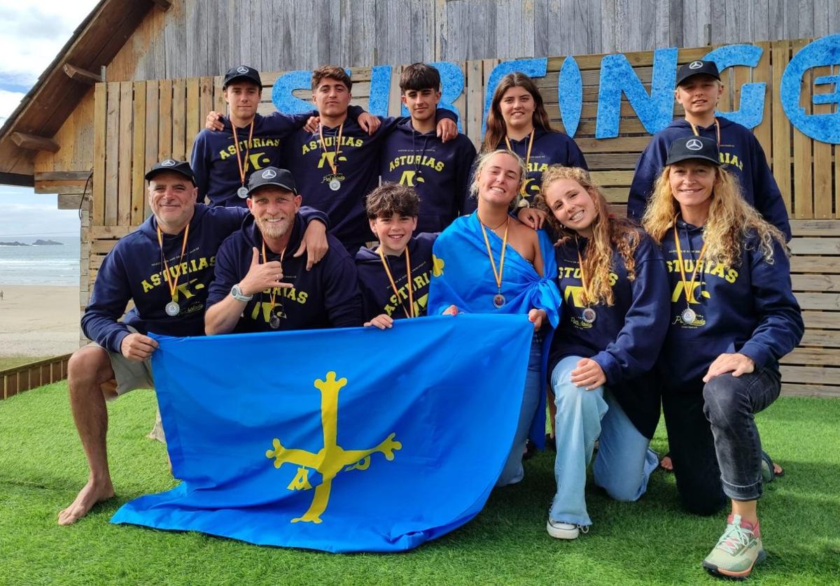 Foto de familia de la Selección Asturiana de surf que fue al Campeonato de España.