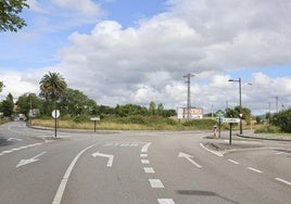 Una vista de la intersección de entrada a San Claudio en La Lloral, donde el Ministerio de Transporte estudia sustituir el enlace previsto para la Ronda Norte por un cruce a nivel regulado por glorietas.