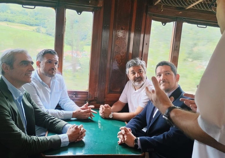 De izquierda a derecha, Jacobo Cosmen, presidente de Alsa Grupo; Jorge García, viceconsejero de Infraestructuras y Movilidad; Alejandro Calvo, consejero de Fomento, Cooperación Local y Prevención de Incendios; y Antonio Ginés, gerente de la división ferroviaria de Alsa esta mañana durante el trayecto en el Tren Histórico Gijón-Busdongo.