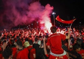 Aficionados de la selección española celebran el triunfo ante Francia en semifinales.