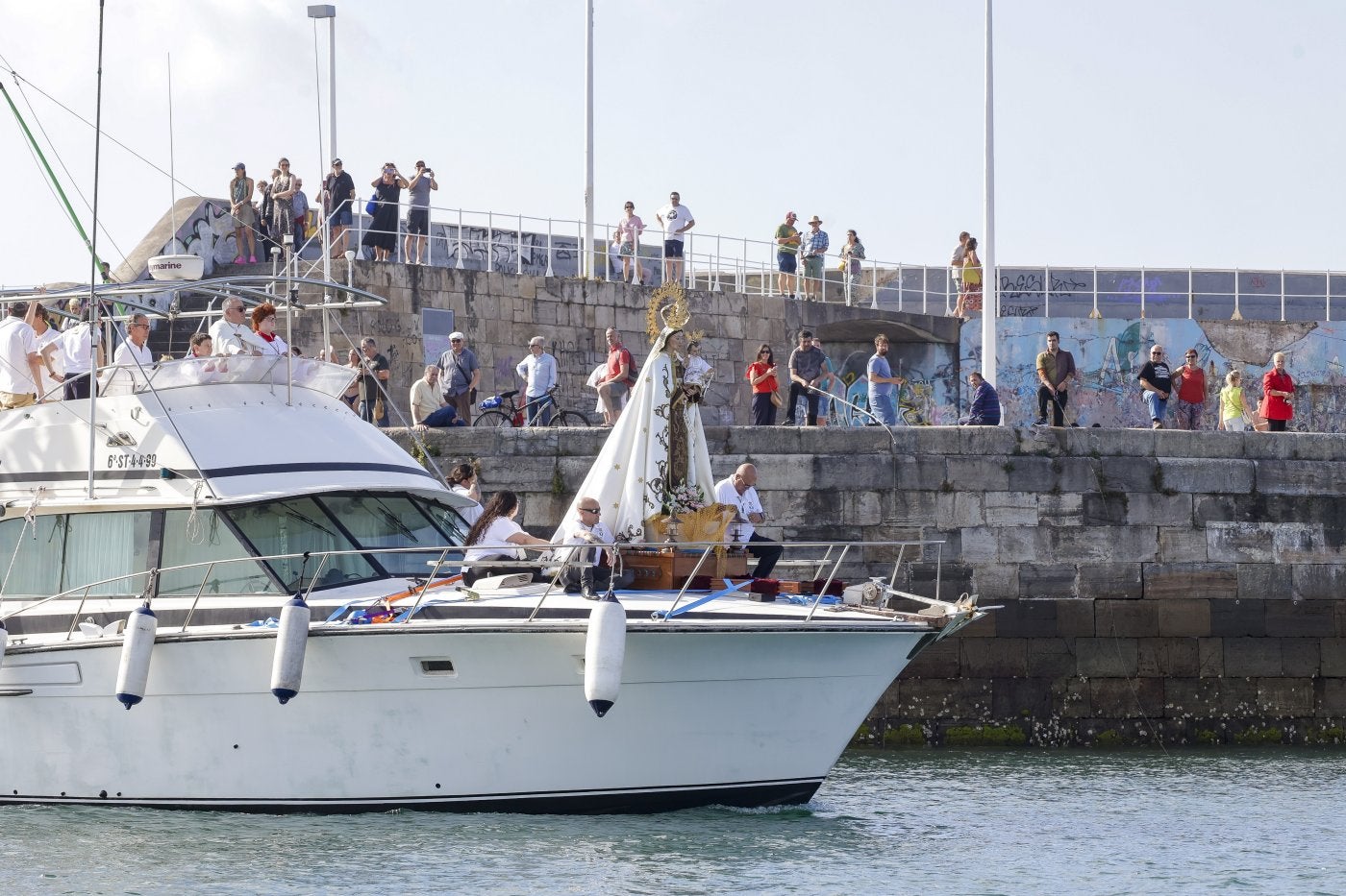 Vuelta a los orígenes. La procesión de la Virgen del Carmen, en su recorrido en barco por labahía gijonesa.