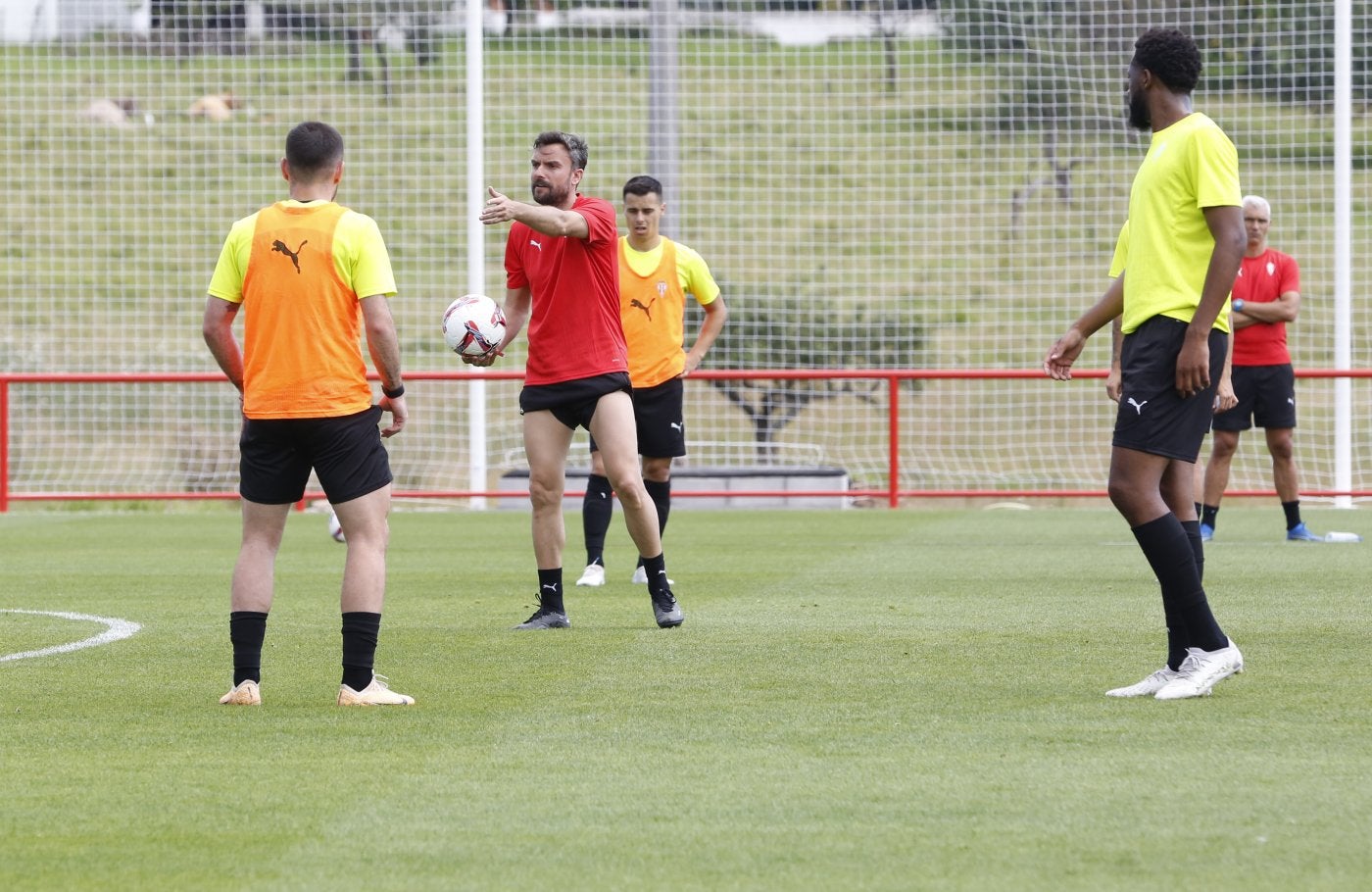 Rubén Albés da instrucciones a los jugadores durante el entrenamiento matinal de ayer en Mareo.