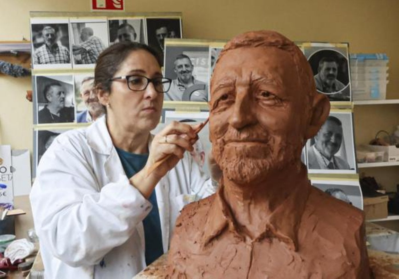 Carmen Peláez con el busto de Jimi Pérez.