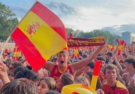 Vídeo: así se vivió el himno de España en la 'fan zone' de Gijón