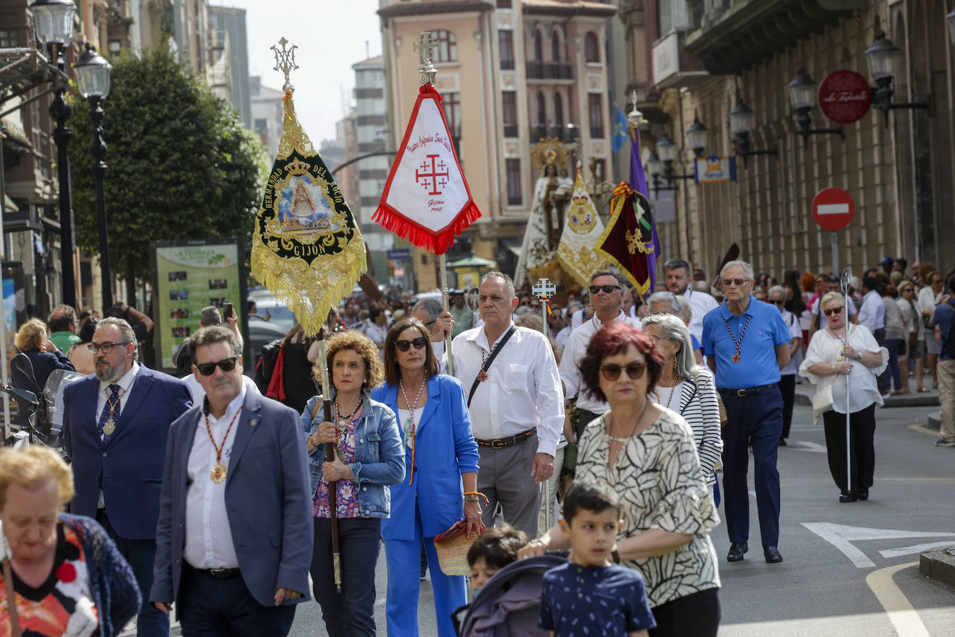 La Virgen del Carmen procesiona por Gijón