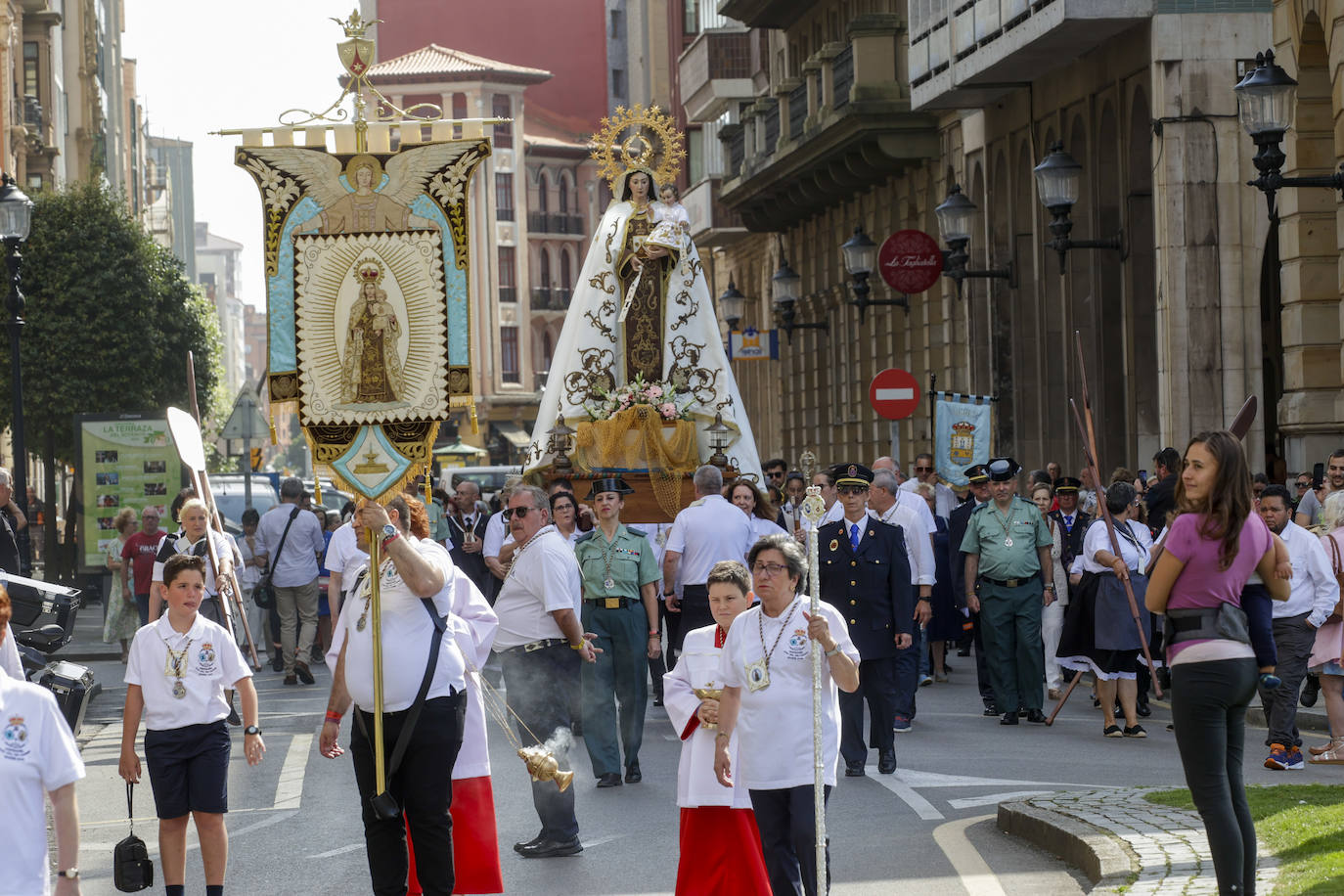 La Virgen del Carmen procesiona por Gijón