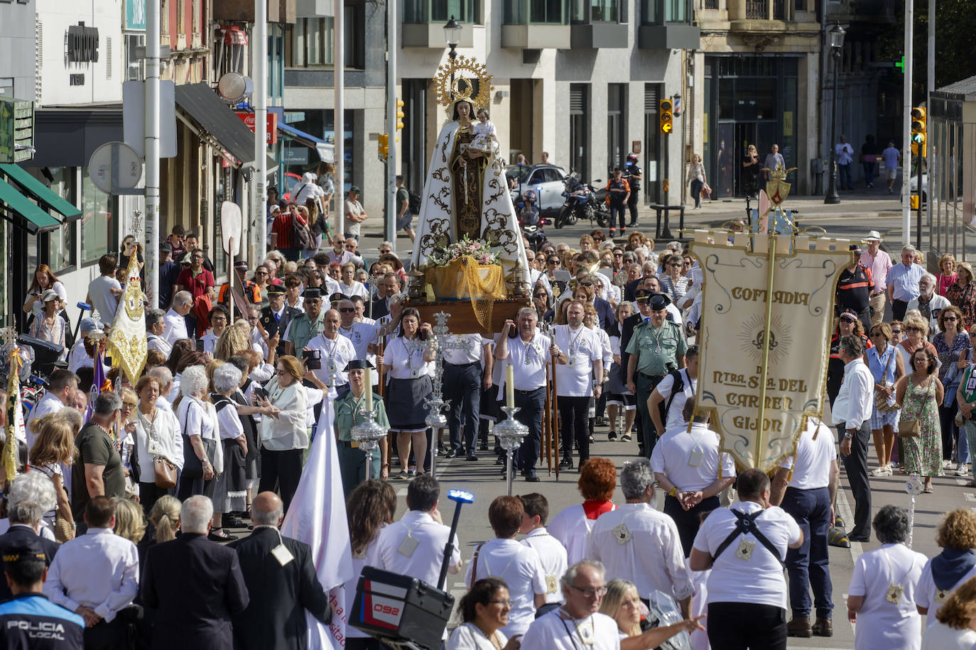 La Virgen del Carmen procesiona por Gijón