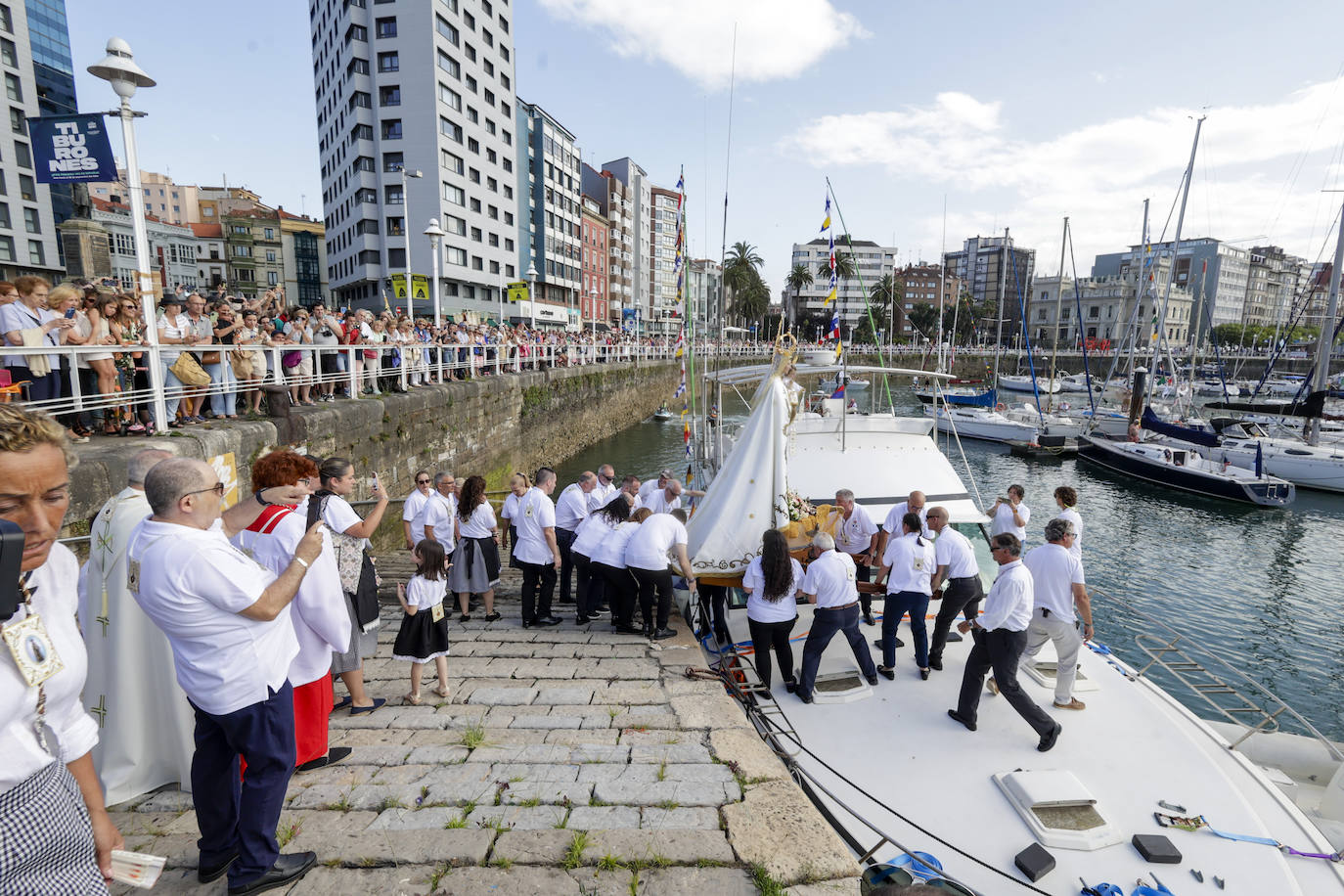 La Virgen del Carmen procesiona por Gijón