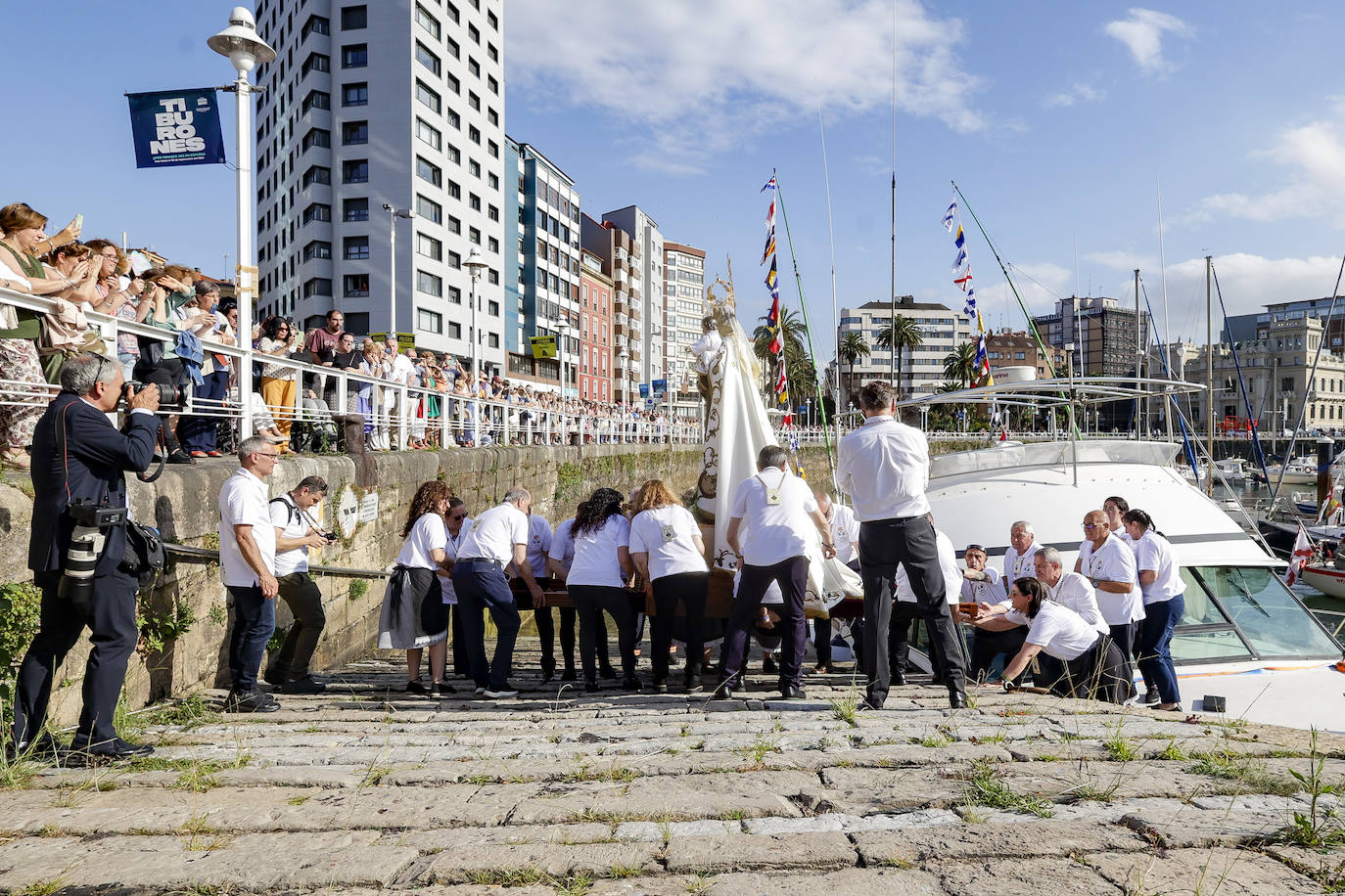 La Virgen del Carmen procesiona por Gijón