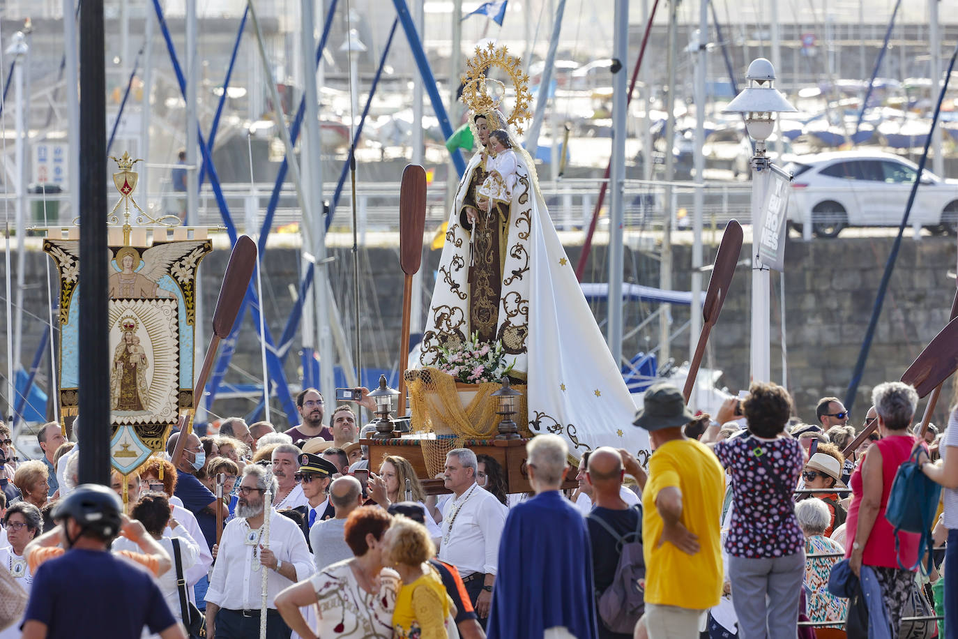 La Virgen del Carmen procesiona por Gijón