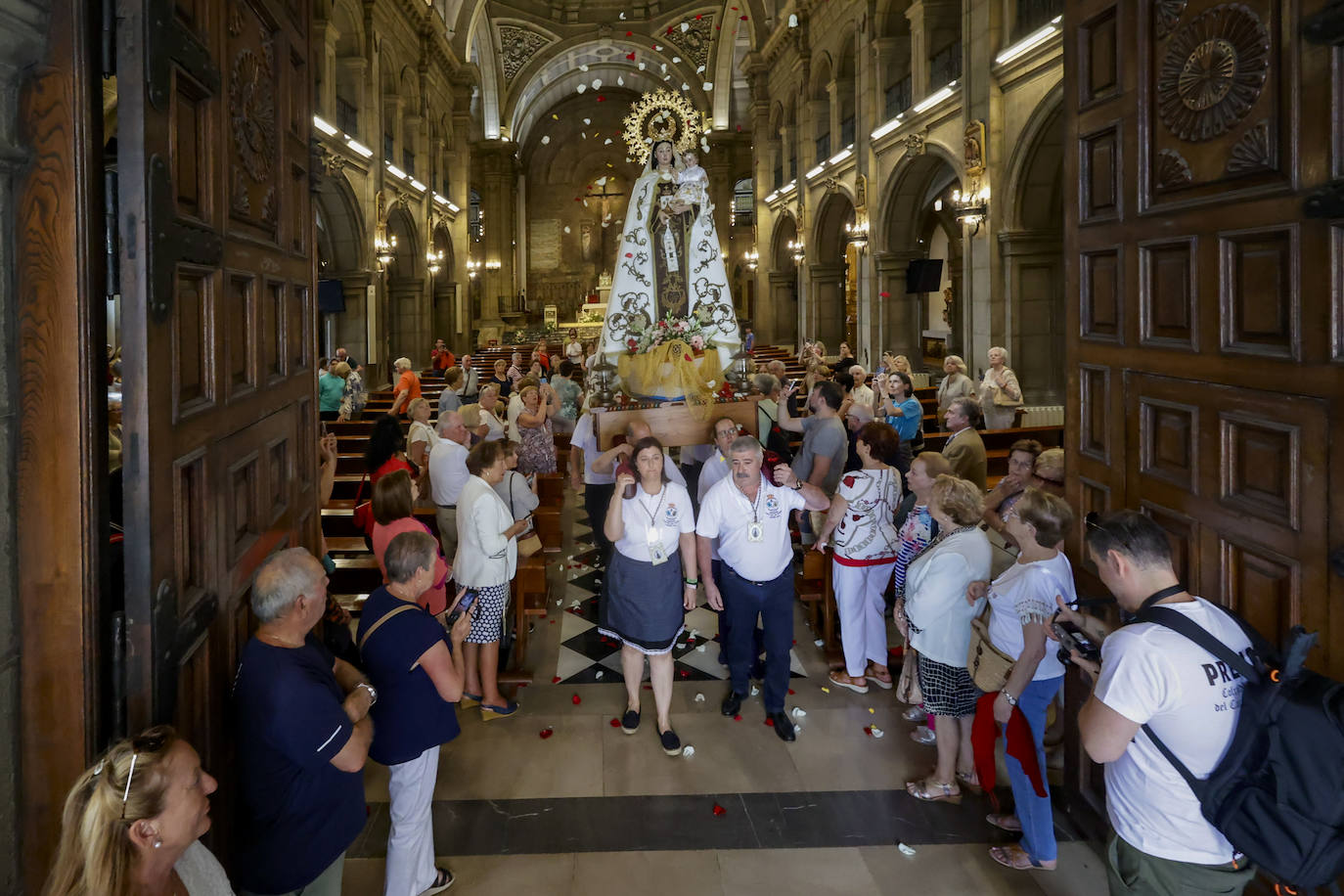 La Virgen del Carmen procesiona por Gijón