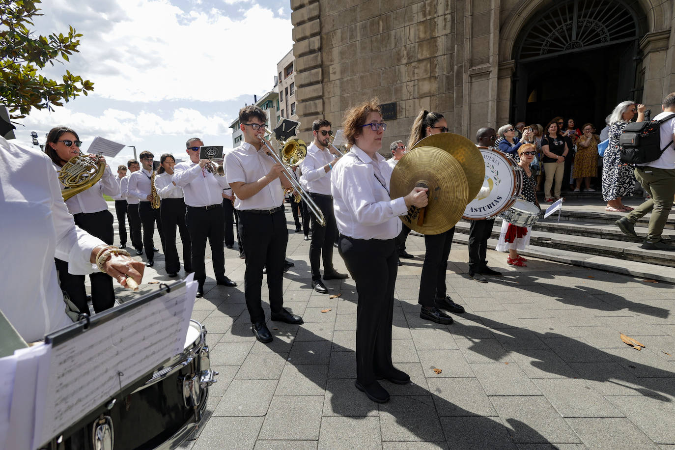 La Virgen del Carmen procesiona por Gijón