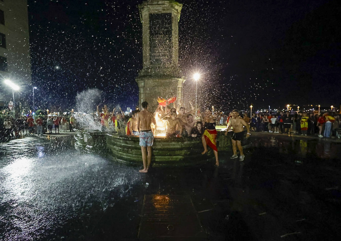 Chapuzones en la plaza del Marqués por la Eurocopa