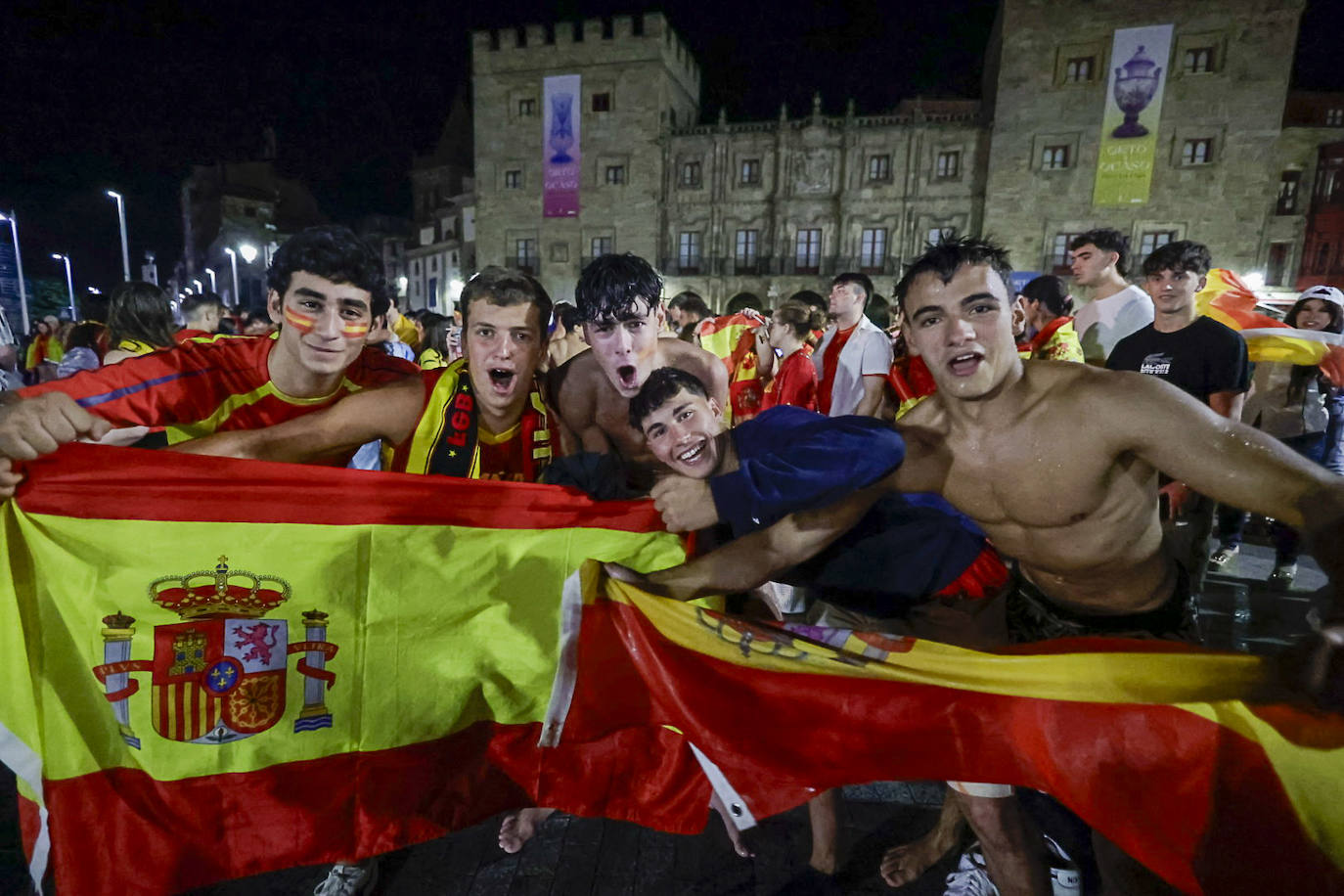 Chapuzones en la plaza del Marqués por la Eurocopa