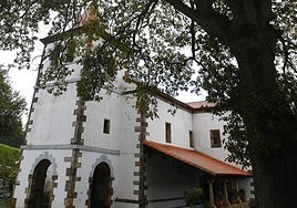 El punto exacto en el que se produjo el reventón, a la altura de la Iglesia de Naveces.