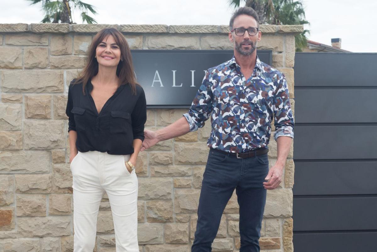 María José Suárez y Álvaro Muñoz Escassi ante el hotel Aliron, en Villaviciosa.