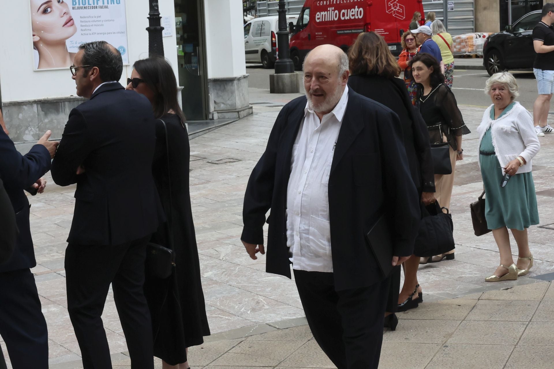 Multitudinario adiós en Oviedo a José Manuel Suárez Bocero