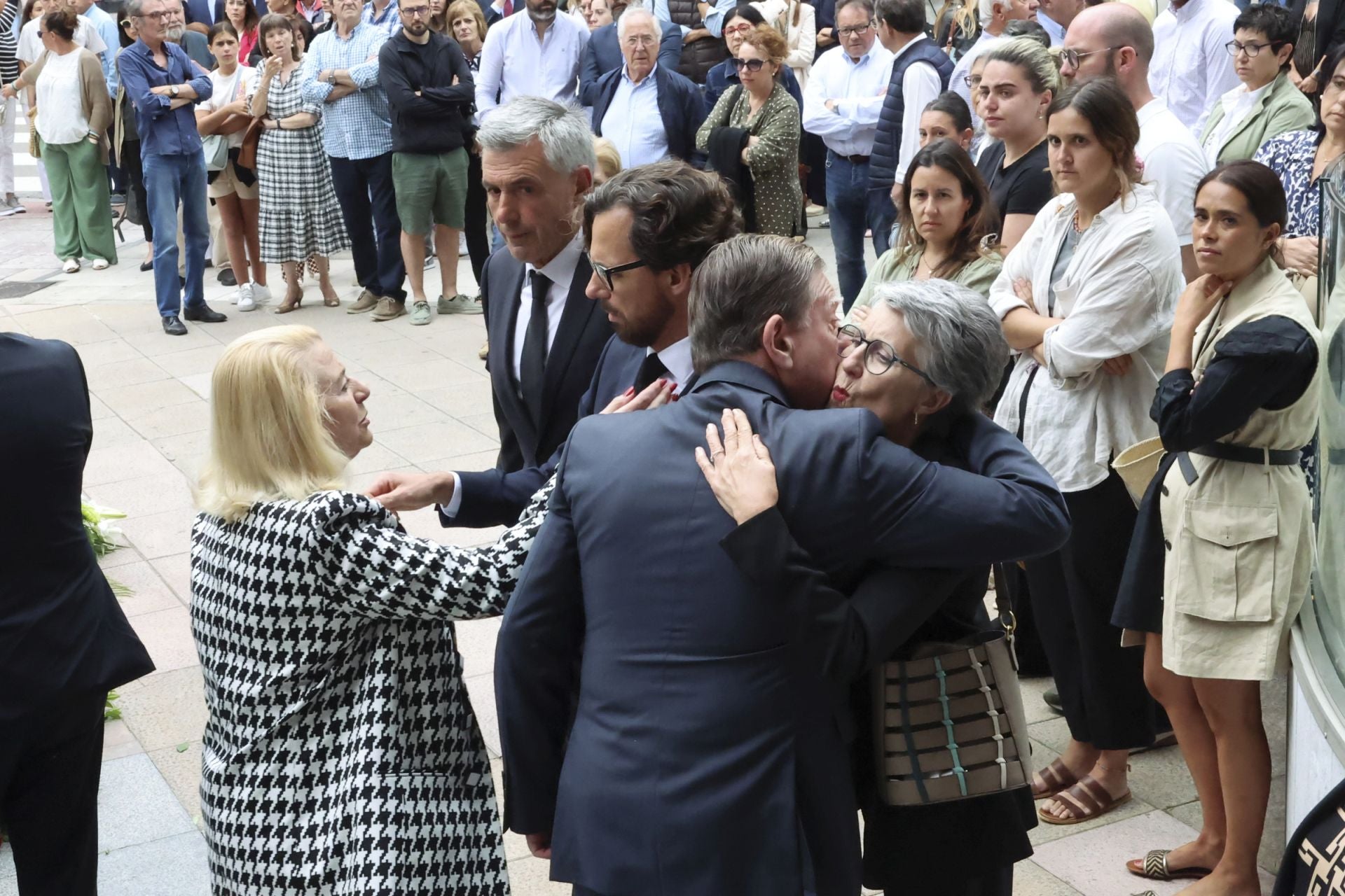 Multitudinario adiós en Oviedo a José Manuel Suárez Bocero