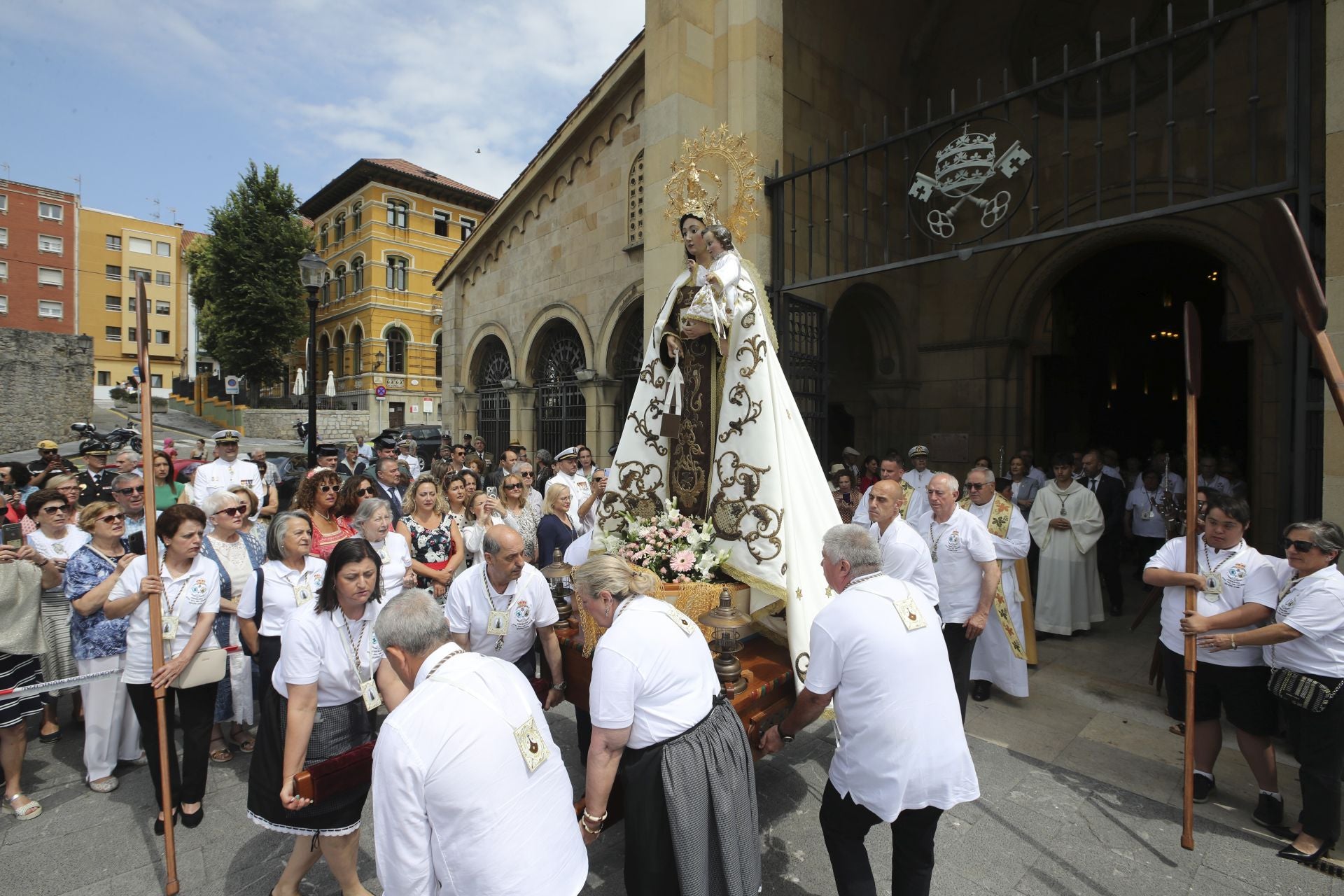 Gijón celebra la ofrenda floral del Carmen más especial