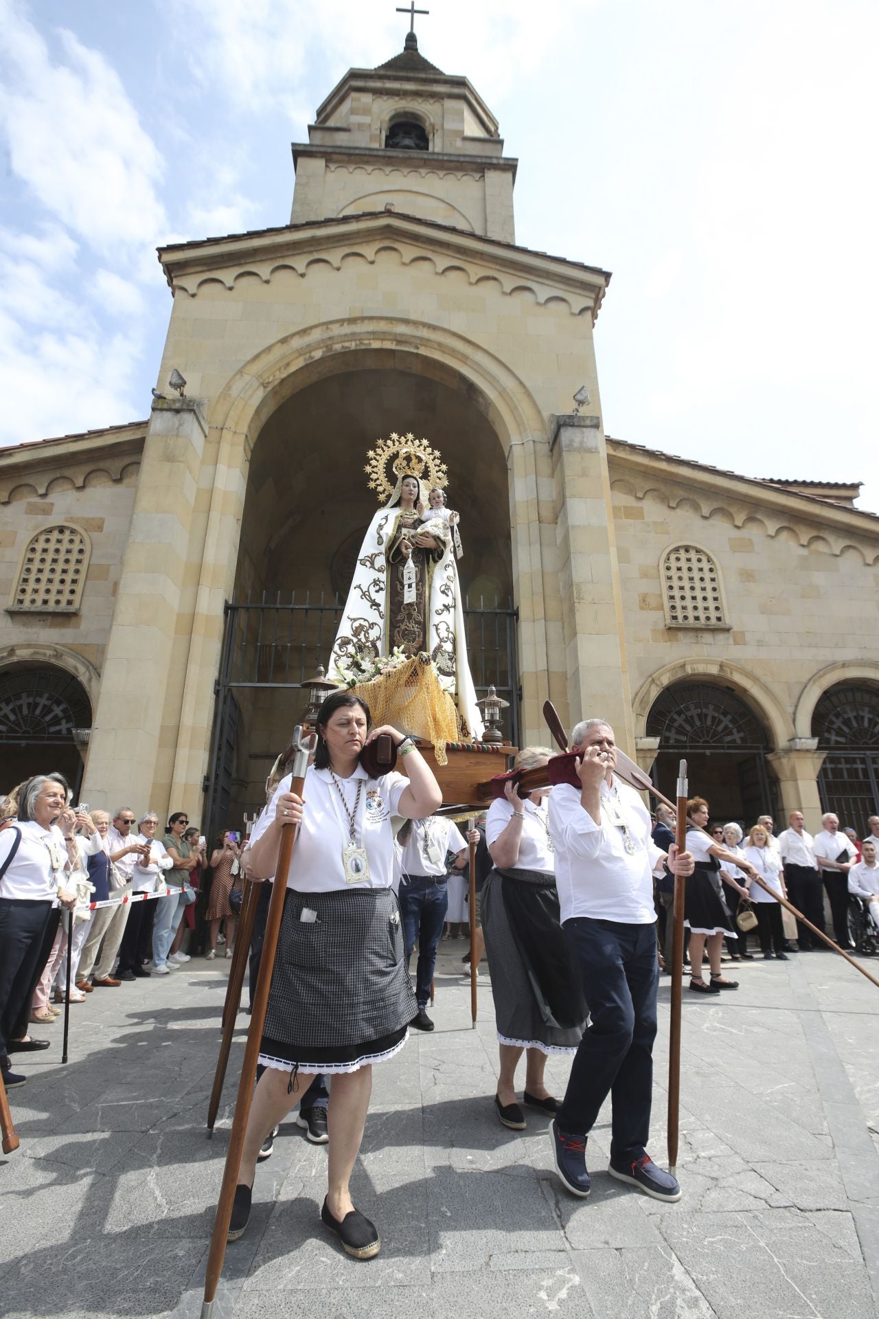 Gijón celebra la ofrenda floral del Carmen más especial