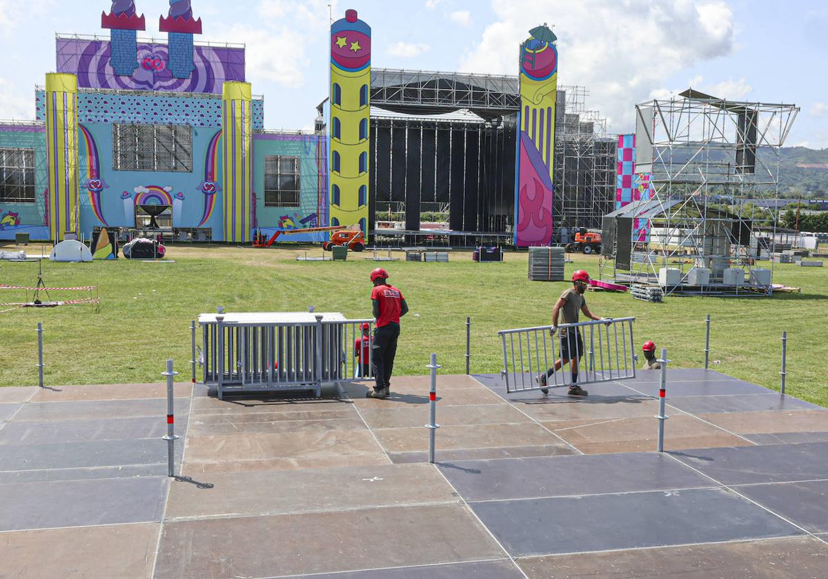 Operarios este lunes en el montaje del festival que comienza el jueves.