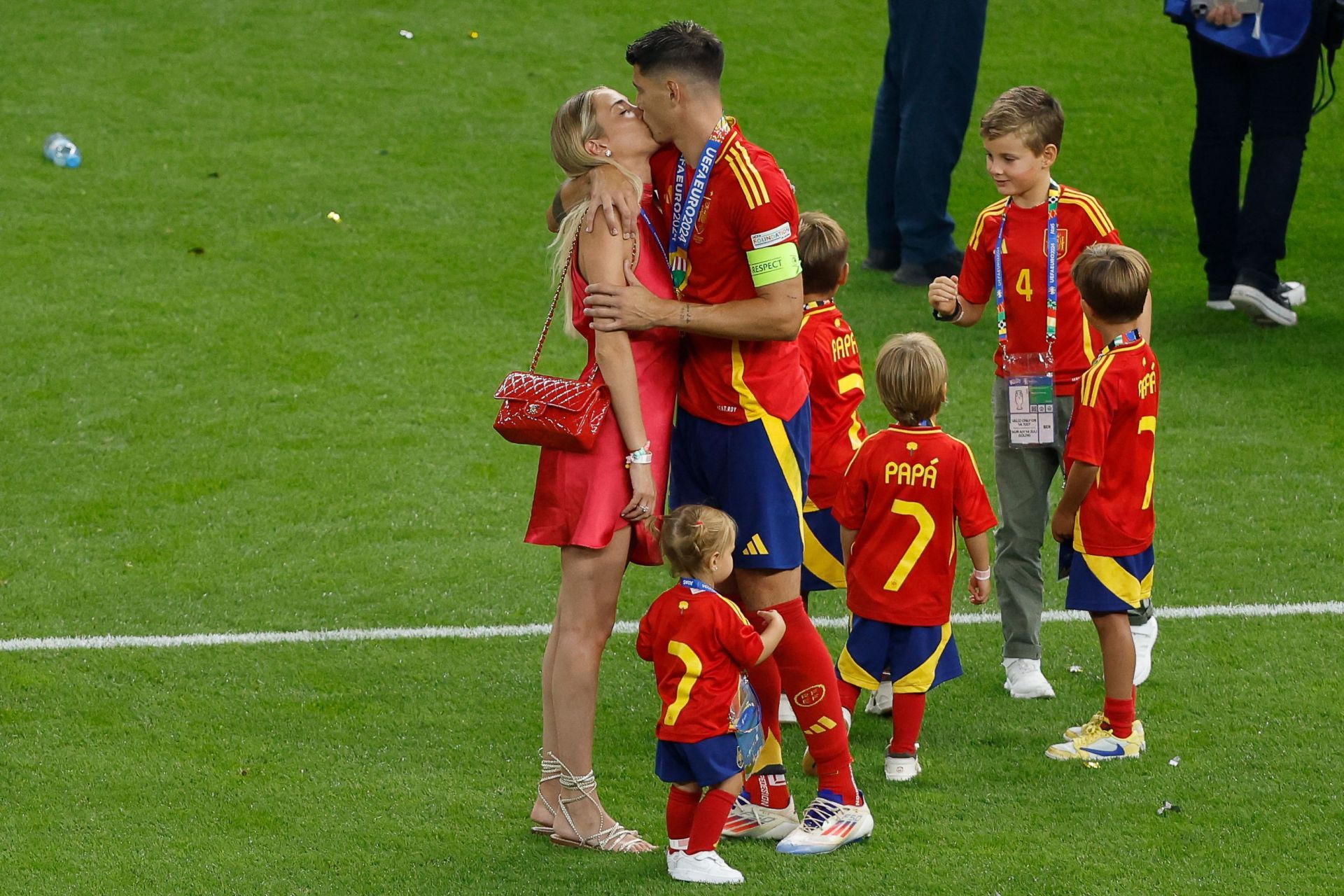 Alice Campello y Álvaro Morata, junto a sus cuatro hijos, celebran la Eurocopa que ha ganado España.