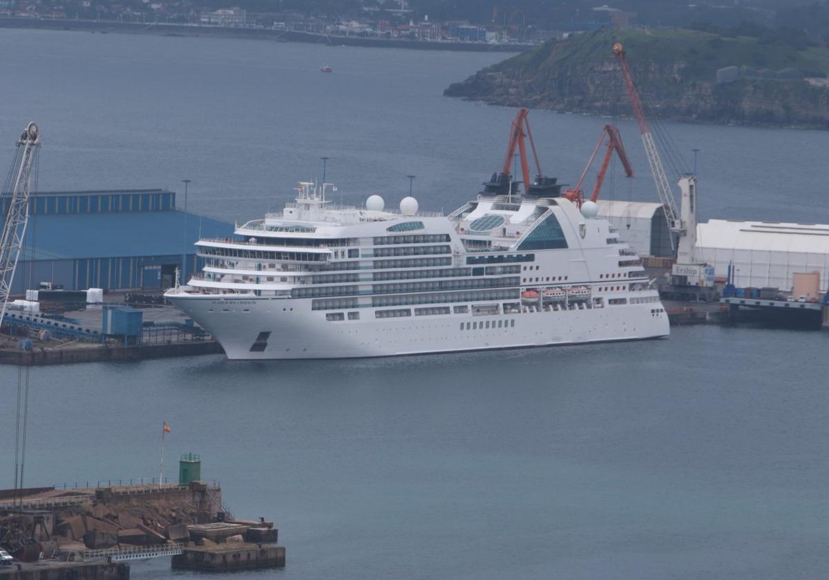 El crucero 'Seabourn ovation', atracado en El Musel.