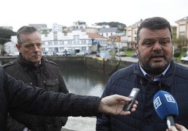 Nieves Roqueñí y Adolfo García, patrón mayor de Asturias, en el puerto pesquero de Puerto de Vega, en Navia.