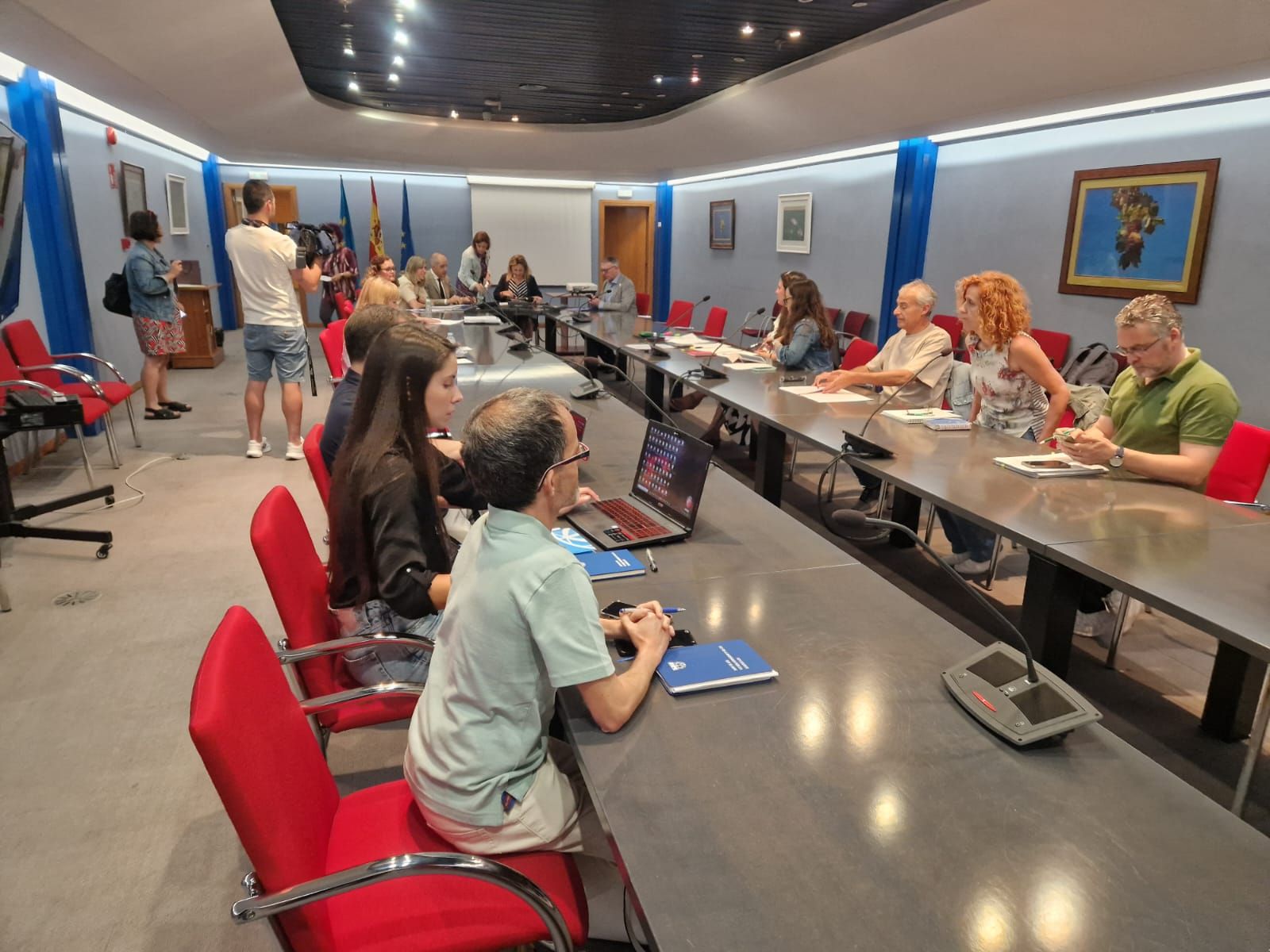 La consejera de Educación, Lydia Espina (en la cabecera de la mesa), este miércoles durante la reunión de la mesa de negociación sindical destinada a abordar mejoras de las condiciones laborales del profesorado.