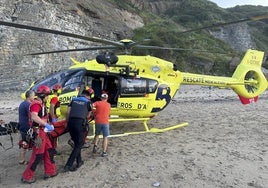 Evacúan a un hombre que sufrió una caída en la playa de Serín