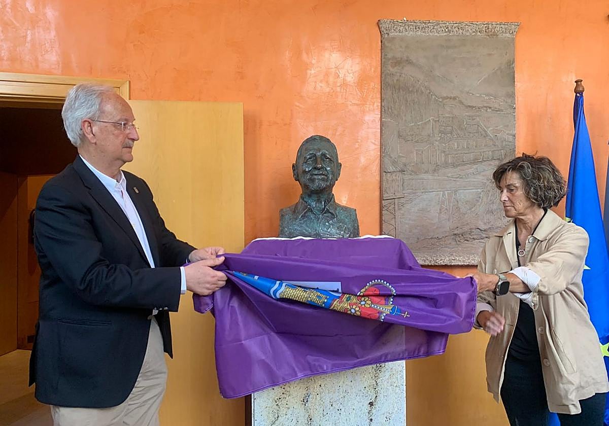 El alcalde y la viuda descubrieron el busto de Jimi Pérez.