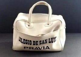 Un bolso de los 70 del colegio San Luis de Pravia es tendencia