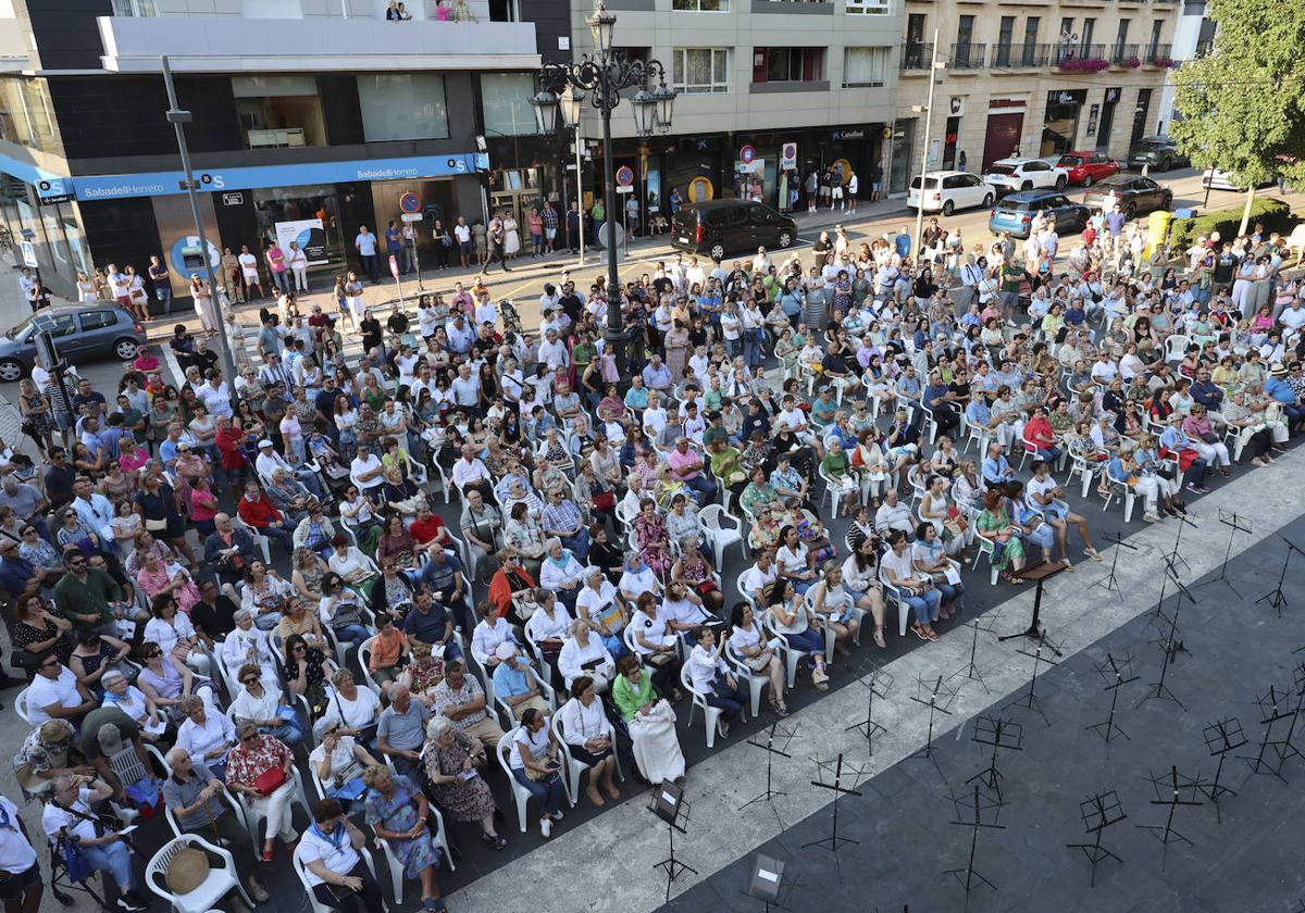 El Pregón marca el inicio de unas fiestas del Carmín multitudinarias