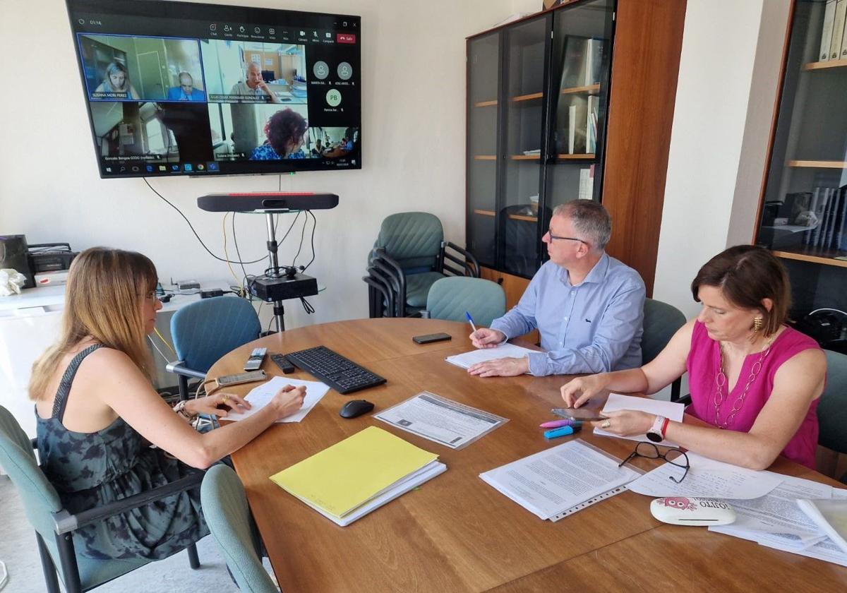 De izquierda a derecha, el director general de Personal Docente, César González, con dos funcionarias de su departamento, en la reunión telemática con la mesa de negociación.