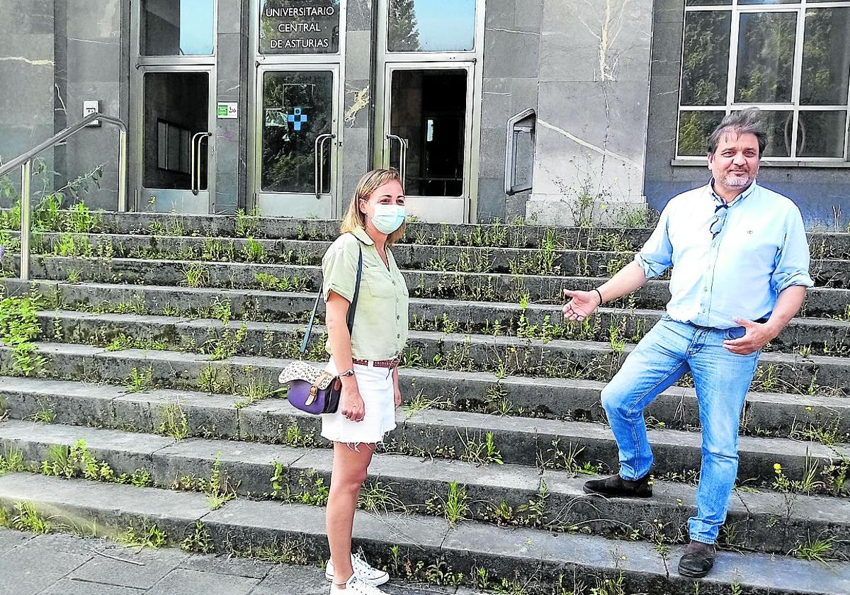 Delia Campomanes y Alejandro Álvarez, en la escalinata del Hospital General.