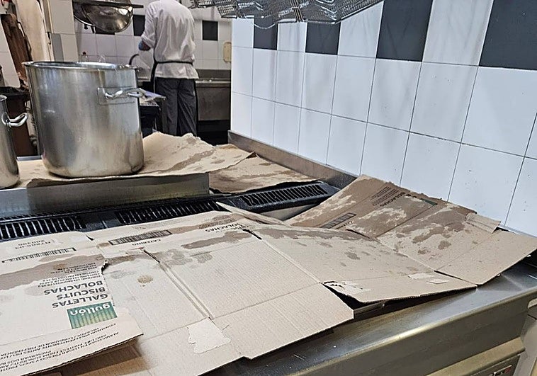 Cartones en la cocina para proteger el lugar de la condensación que despide un horno.