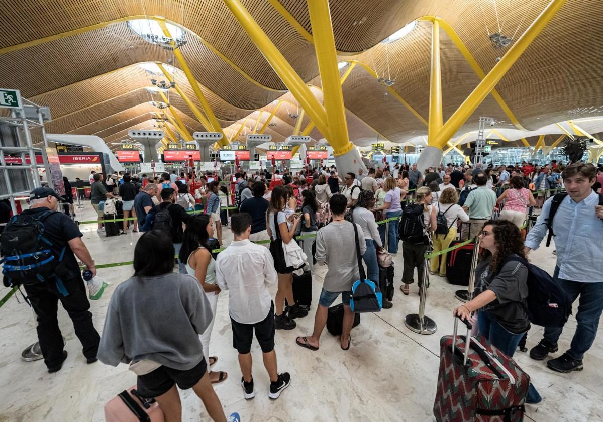 Caos en el aeropuerto de Barajas, desde donde despegó con hora y media de retraso el vuelo a Asturias esta mañana.