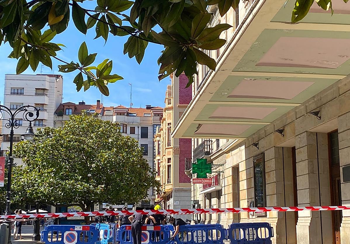 Una dotación de bomberos y una patrulla de la Policía Local se desplazó sobre las cinco y media de esta tarde hasta la zona para acordonarla.