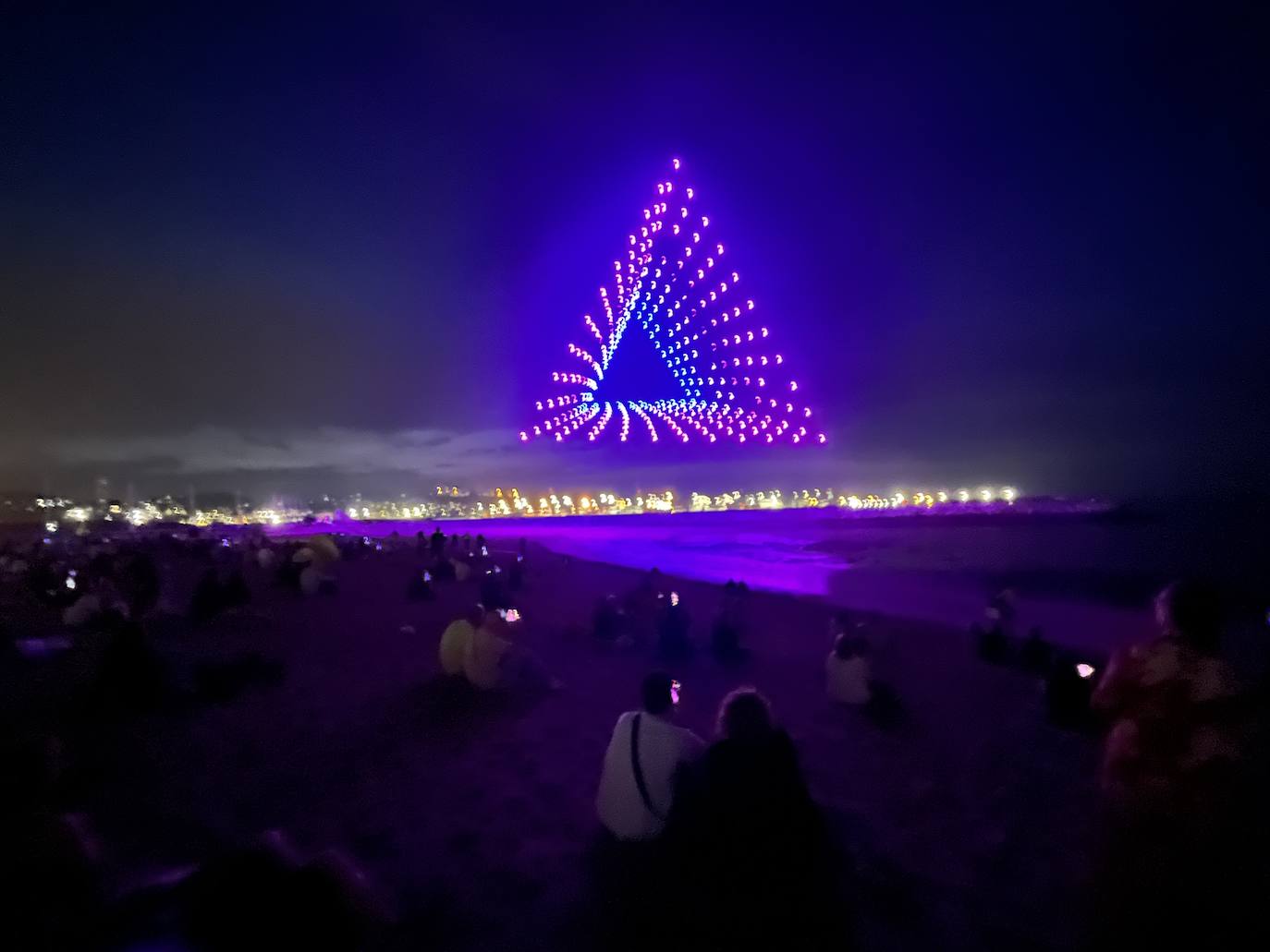 La magia de los drones hechiza el cielo de Gijón