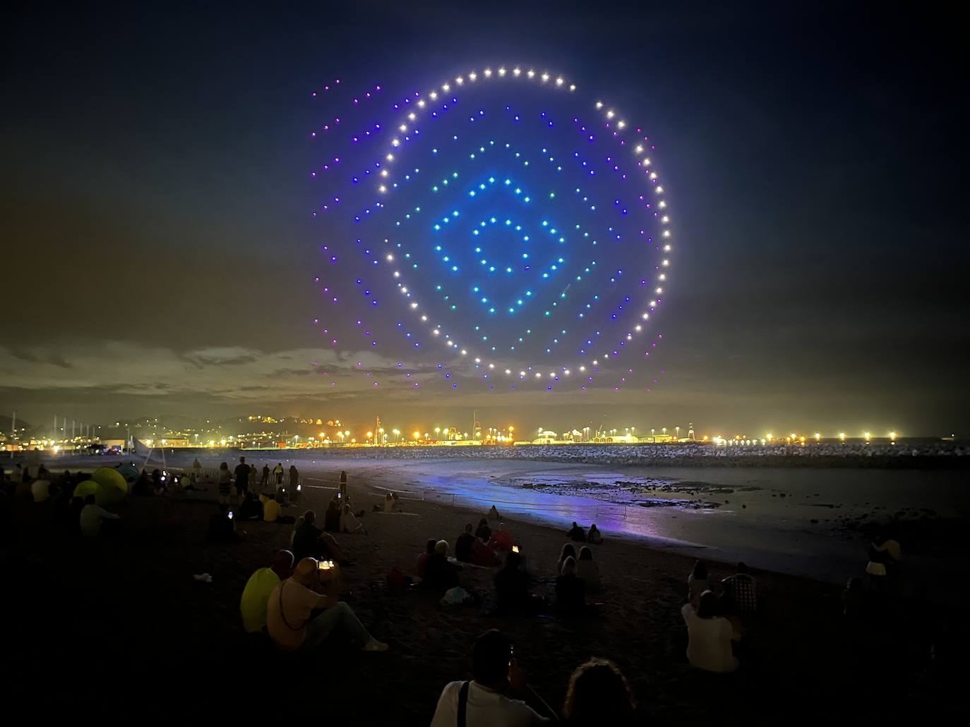 La magia de los drones hechiza el cielo de Gijón