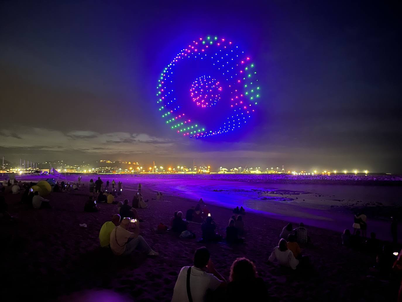 La magia de los drones hechiza el cielo de Gijón