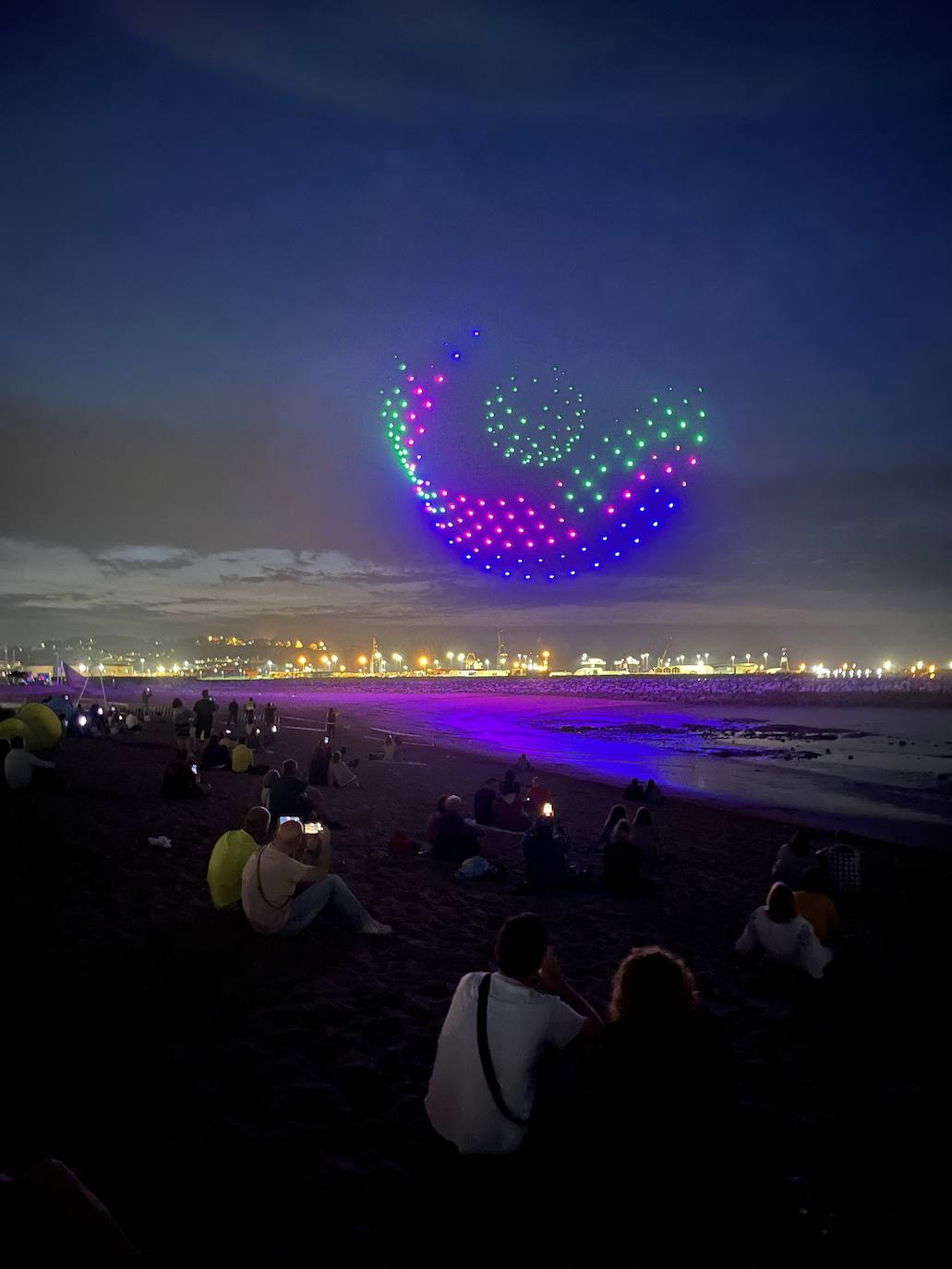 La magia de los drones hechiza el cielo de Gijón