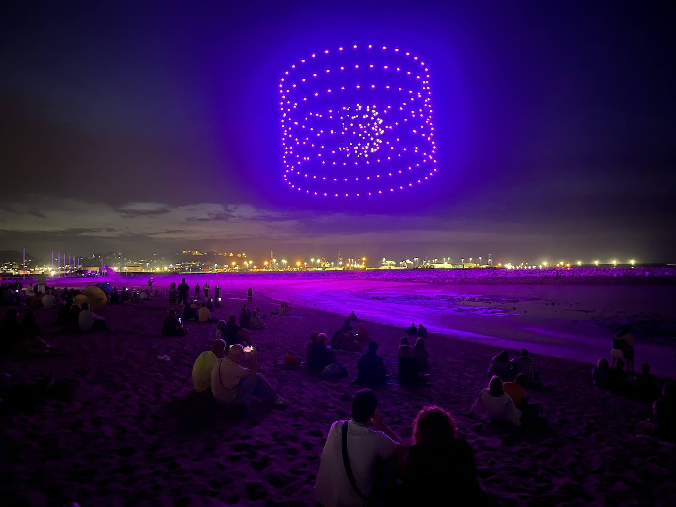 La magia de los drones hechiza el cielo de Gijón