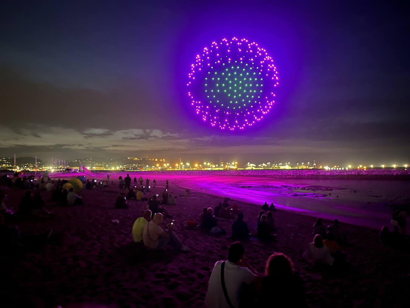 La magia de los drones hechiza el cielo de Gijón