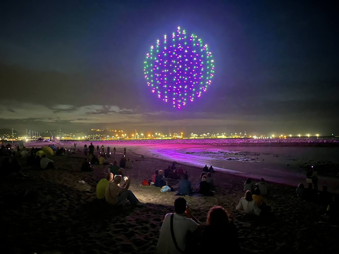 La magia de los drones hechiza el cielo de Gijón