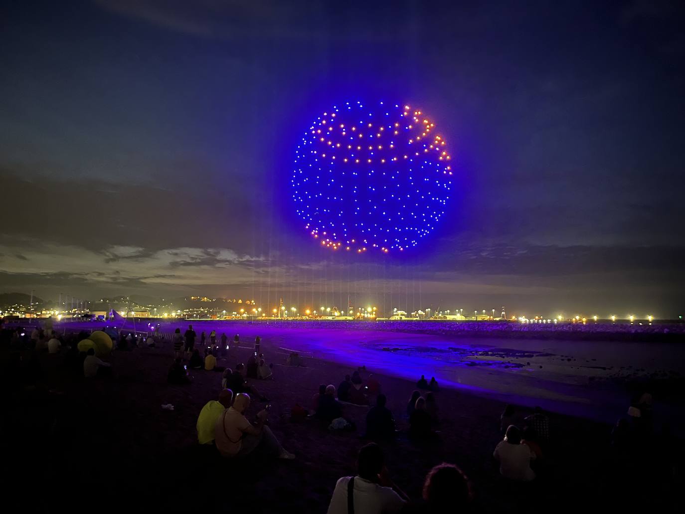 La magia de los drones hechiza el cielo de Gijón