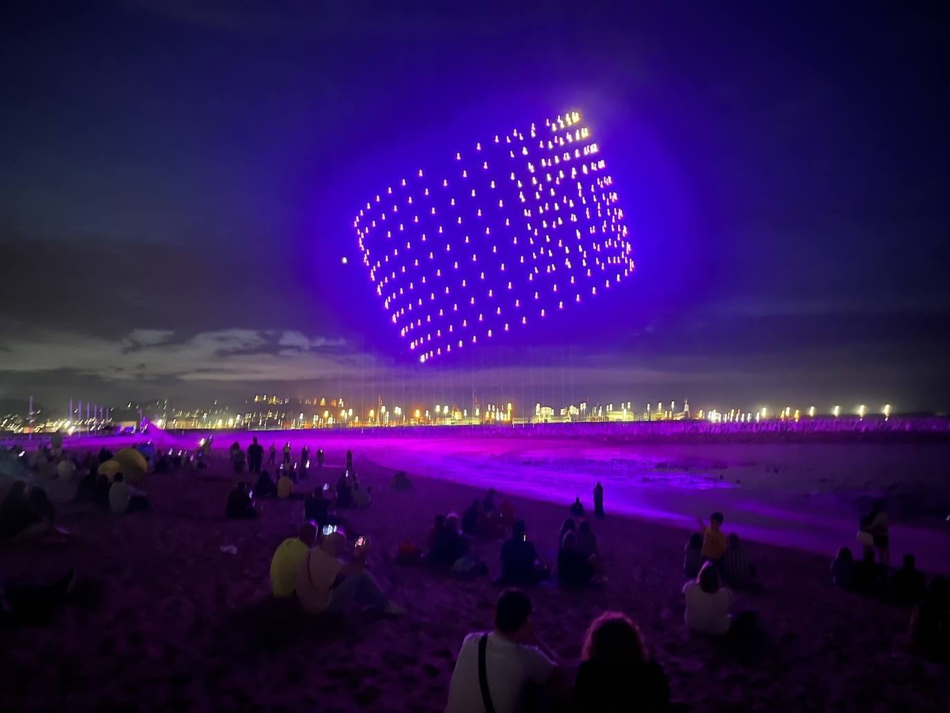 La magia de los drones hechiza el cielo de Gijón