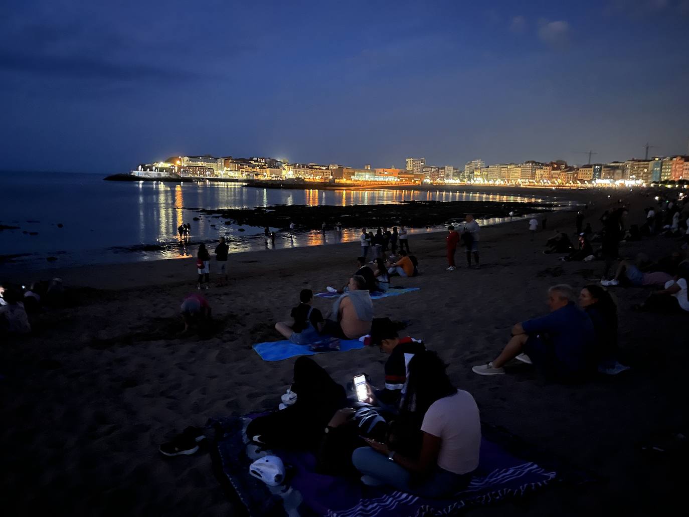 La magia de los drones hechiza el cielo de Gijón