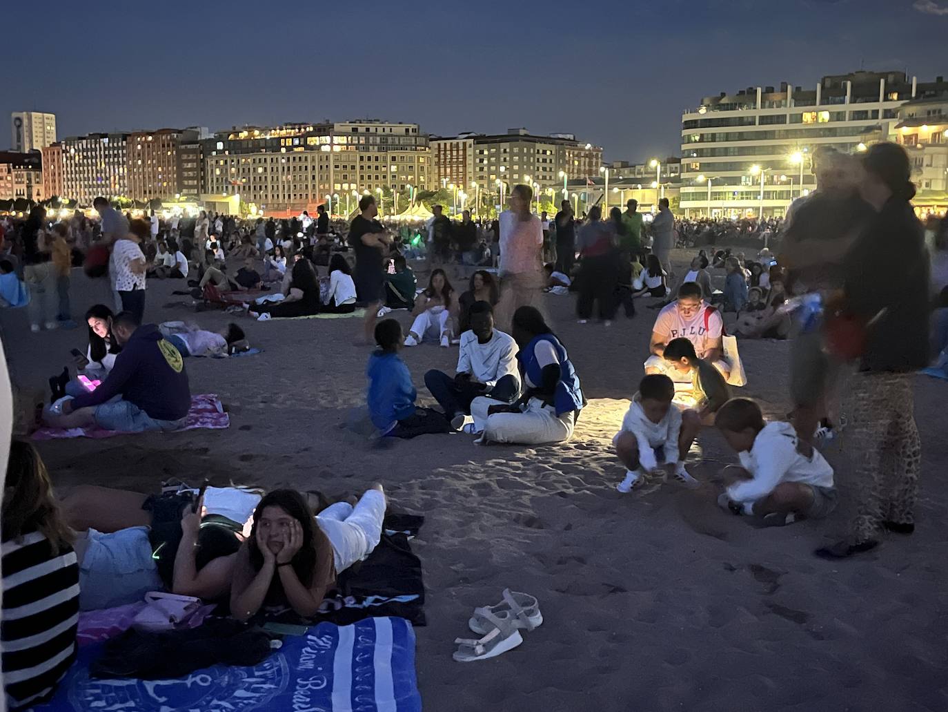 La magia de los drones hechiza el cielo de Gijón